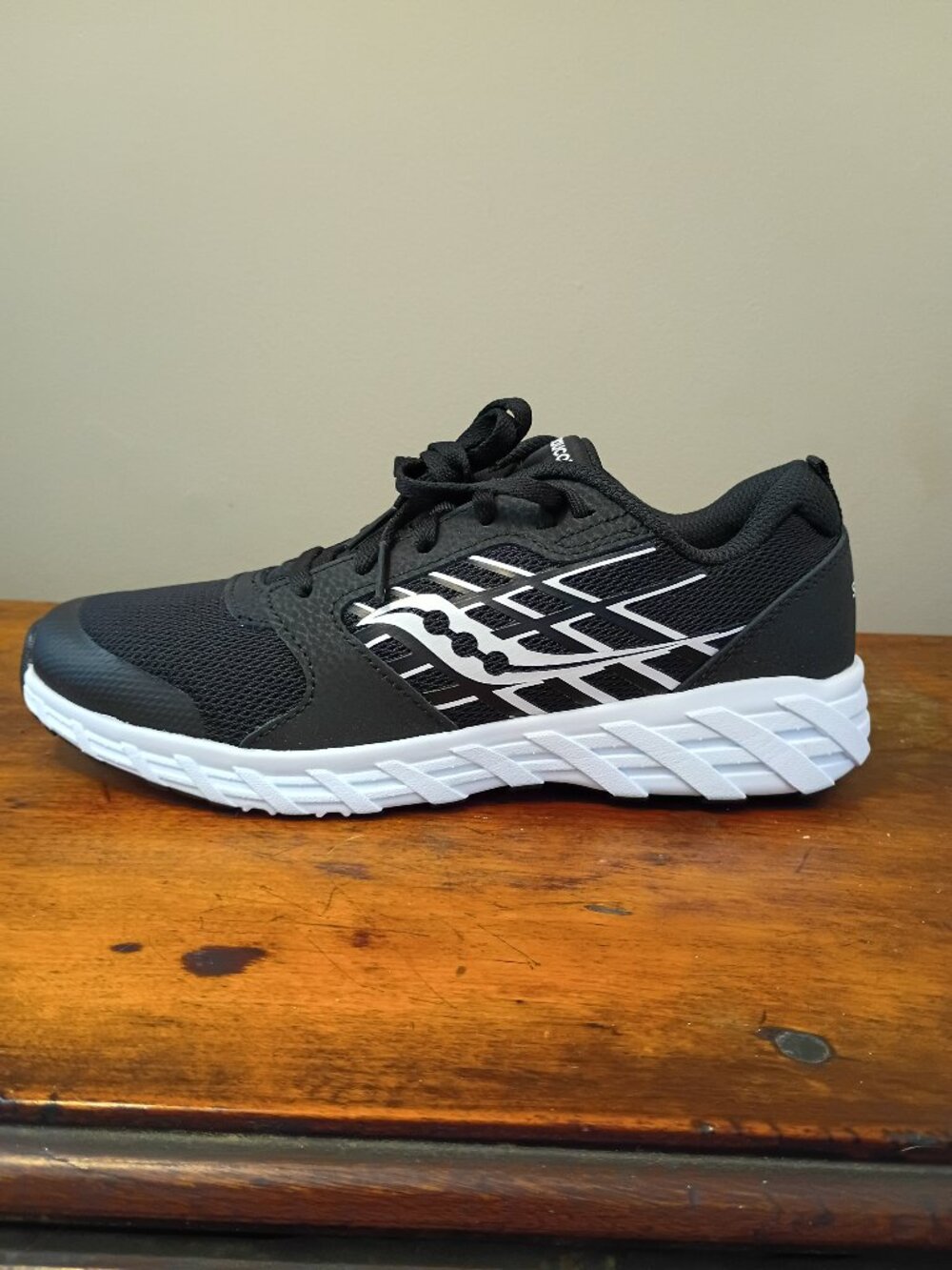 NIB Saucony Boys Wind 2.0 Black and White Sneakers - 6M